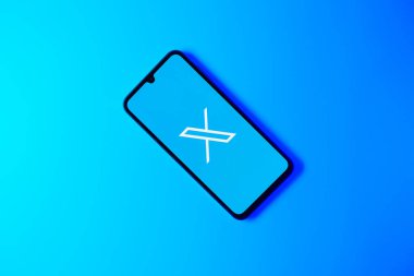 Prag, Çek Cumhuriyeti - 10 21 2024: X logosu gösteren akıllı telefon