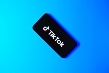 Prag, Çek Cumhuriyeti - 10 21 2024: Tiktok logosunu gösteren akıllı telefon