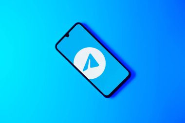 Prag, Çek: Telgraf logosuyla izole edilmiş arka planda modern akıllı telefon aygıtı  