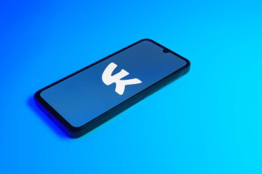 Prag, Çek Cumhuriyeti - 10 21 2024: VK logosunu gösteren akıllı telefon