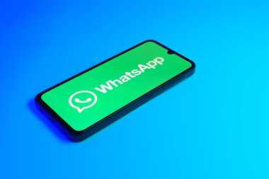 Prag, Çek: Mavi yüzey arka planında hangi uygulama logosuna sahip modern akıllı telefon aygıtı.