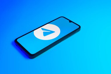 Prag, Çek: Telgraf logosuyla izole edilmiş arka planda modern akıllı telefon aygıtı  