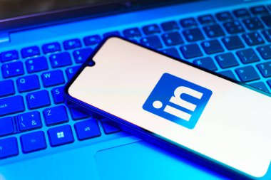 Prag, Çek Cumhuriyeti - 10 21 2024: Yüzeyde LinkedIn logosunu gösteren akıllı telefon.