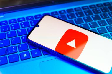 Prag, Çek Cumhuriyeti - 21 Ekim 2024: Yüzeyde Youtube logosunu gösteren modern akıllı telefon aygıtı.