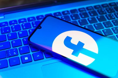 Prag, Çek Cumhuriyeti - 21 Ekim 2024: Facebook logosunu gösteren modern akıllı telefon aygıtı.