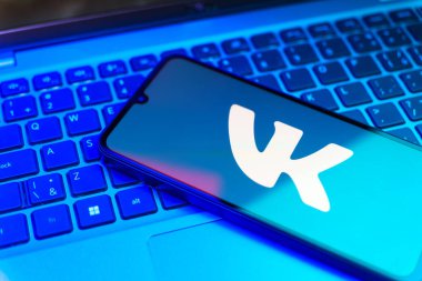 Prag, Çek Cumhuriyeti - 10 21 2024: VK logosunu gösteren akıllı telefon