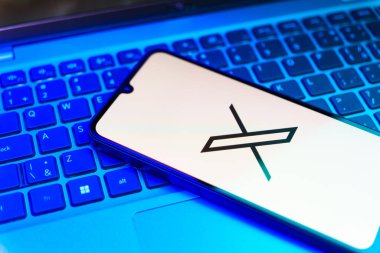 Prag, Çek Cumhuriyeti - 820 2024: Sosyal ağ X logosunu gösteren akıllı telefon