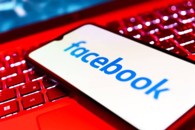 Prag, Çek Cumhuriyeti - 21 Ekim 2024: Facebook logosunu gösteren modern akıllı telefon aygıtı.