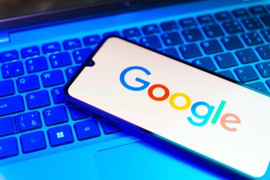 Prag, Çek Cumhuriyeti - 21 Ekim 2024: Google logosunu gösteren modern akıllı telefon aygıtı.