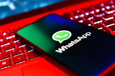 Prag, Çek: Arka planda dizüstü bilgisayarı olan logo Whatsapp ile modern akıllı telefon 