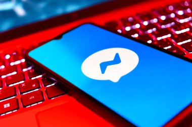 Prag, Çek Cumhuriyeti - 10 21 2024: Haberci logosunu gösteren akıllı telefon.