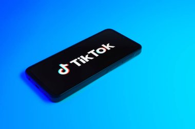 Prag, Çek Cumhuriyeti - 10 21 2024: Tiktok logosunu gösteren akıllı telefon