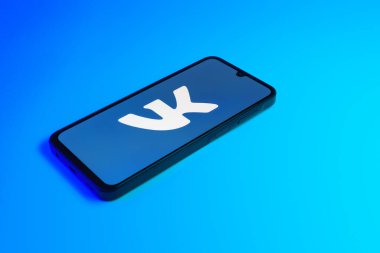 Prag, Çek Cumhuriyeti - 10 21 2024: VK logosunu gösteren akıllı telefon