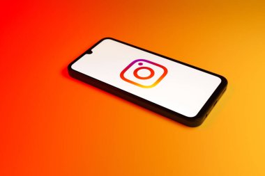 Prag, Çek Cumhuriyeti - 10 21 2024: Instagram logosu gösteren akıllı telefon