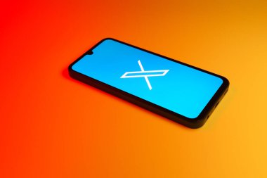 Prag, Çek Cumhuriyeti - 10 21 2024: X logosu gösteren akıllı telefon