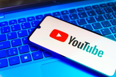 Prag, Çek Cumhuriyeti - 720 2024: Youtube logosunu gösteren akıllı telefon. YouTube, video yüklemek için tasarlanmış bir sosyal ağdır..