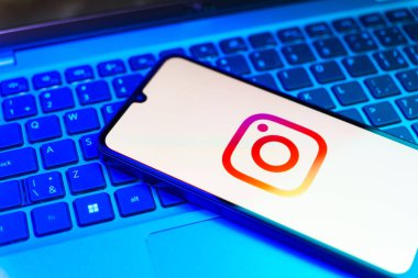 Prag, Çek: Logo instagramlı modern akıllı telefon arka planda dizüstü bilgisayarla ekranda 
