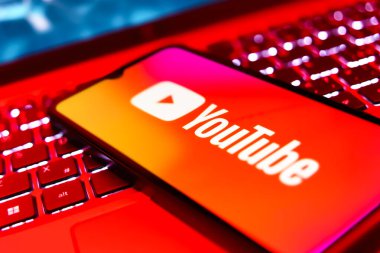Prag, Çek Cumhuriyeti - 820 2024: Youtube logosunu gösteren akıllı telefon. YouTube, video yüklemek için tasarlanmış bir sosyal ağdır..