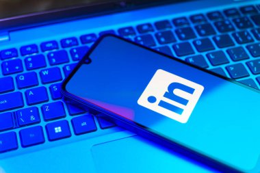 Prag, Çek Cumhuriyeti - 10 21 2024: Yüzeyde LinkedIn logosunu gösteren akıllı telefon.