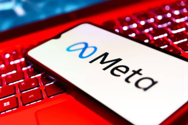 Prag, Çek Cumhuriyeti - 720 2024: Meta logosunu gösteren akıllı telefon. Önemli bilgiler