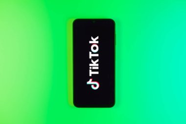 Prag, Çek Cumhuriyeti - 10 21 2024: Tiktok logosunu gösteren akıllı telefon