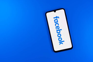 Prag, Çek Cumhuriyeti - 10 21 2024: Facebook logosu gösteren akıllı telefon