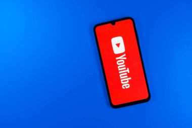 Prag, Çek Cumhuriyeti - 10 21 2024: Youtube logosunu gösteren akıllı telefon