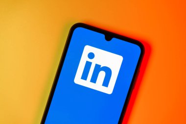 Prag, Çek Cumhuriyeti - 10 21 2024: Yüzeyde LinkedIn logosunu gösteren akıllı telefon