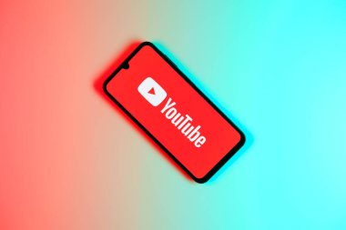 Prag, Çek Cumhuriyeti - 10 21 2024: Youtube logosunu gösteren akıllı telefon