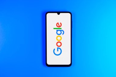 Prag, Çek Cumhuriyeti - 10 21 2024: Google logosunu gösteren akıllı telefon
