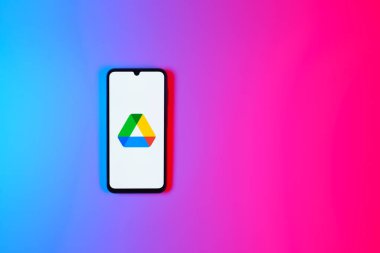 Prag, Çek Cumhuriyeti - 723 2024: Google Drive logosunu gösteren akıllı telefon