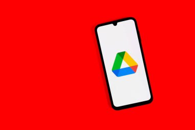 Prag, Çek Cumhuriyeti - 723 2024: Google Drive logosunu gösteren akıllı telefon