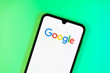 Prag, Çek Cumhuriyeti - 10 21 2024: Google logosunu gösteren akıllı telefon