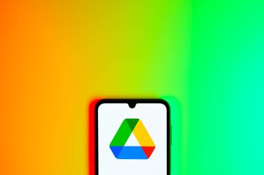 Prag, Çek Cumhuriyeti - 723 2024: Google Drive logosunu gösteren akıllı telefon.