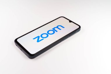 Prag, Çek: Logo yakınlaştırmalı izole bir arkaplanda modern akıllı telefon aygıtı 