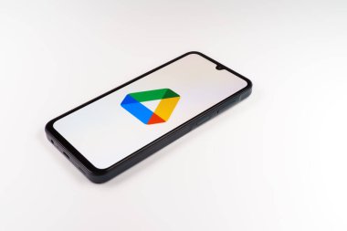 Prag, Çek Cumhuriyeti - 723 2024: Google Drive logosunu gösteren akıllı telefon.