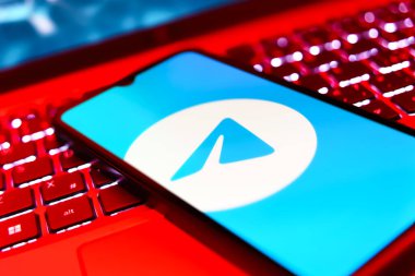 Prag, Çek Cumhuriyeti - 818 2024: Telgraf logosunu gösteren akıllı telefon. Telgraf bir Rus mesaj uygulaması..