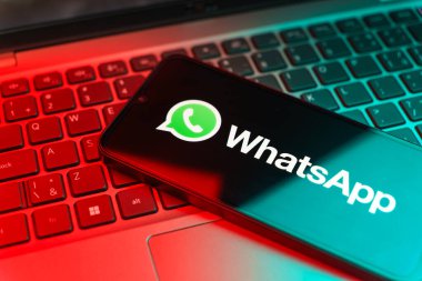 Prag, Çek Cumhuriyeti - 720 2024: Yüzeyde WhatsApp logosunu gösteren akıllı telefon