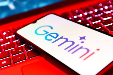 Prag, Çek: Logo ikizli modern akıllı telefon arka planda dizüstü bilgisayarla ekranda 
