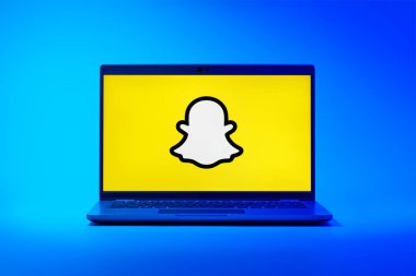 Prag, Çek Cumhuriyeti - 21 Ekim 2024: Snapchat logosunu gösteren modern dizüstü bilgisayar ekranı