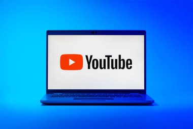 Prag, Çek Cumhuriyeti - 21 Ekim 2024: Youtube logosunu gösteren modern dizüstü bilgisayar ekranı