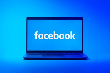 Prag, Çek Cumhuriyeti - 21 Ekim 2024: Facebook logosunu gösteren modern dizüstü bilgisayar ekranı