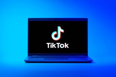 Prag, Çek Cumhuriyeti - 21 Ekim 2024: TikTok logosunu gösteren modern laptop ekranı