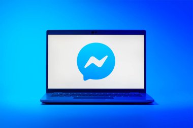 Prag, Çek Cumhuriyeti - 21 Ekim 2024: Kurye logosunu gösteren modern laptop ekranı