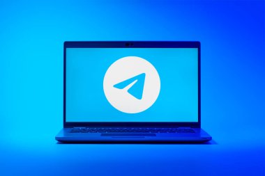 Prag, Çek Cumhuriyeti - 21 Ekim 2024: Telgraf logosunu gösteren modern dizüstü bilgisayar ekranı