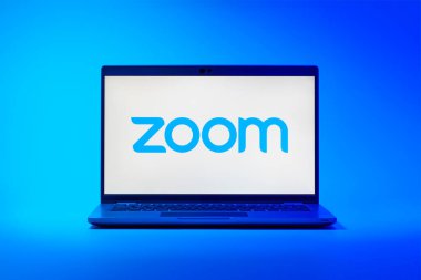 Prag, Çek Cumhuriyeti - 21 Ekim 2024: Zoom logosunu gösteren modern dizüstü bilgisayar ekranı