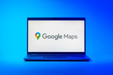Prag, Çek Cumhuriyeti - 21 Ekim 2024: Google Maps logosunu gösteren modern dizüstü bilgisayar ekranı