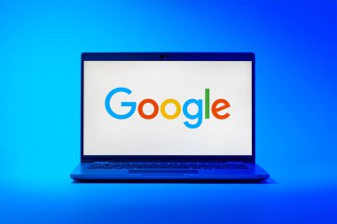 Prag, Çek Cumhuriyeti - 21 Ekim 2024: Google logosunu gösteren modern dizüstü bilgisayar ekranı