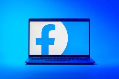 Prag, Çek Cumhuriyeti - 21 Ekim 2024: Facebook logosunu gösteren modern dizüstü bilgisayar ekranı