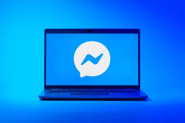 Prag, Çek Cumhuriyeti - 21 Ekim 2024: Kurye logosunu gösteren modern laptop ekranı